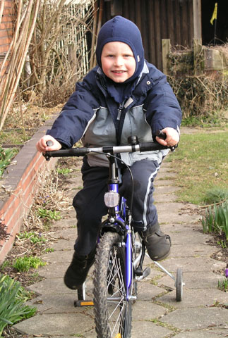 Jakob med sin cykel